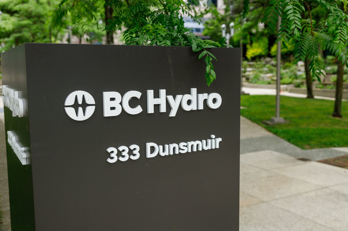 Freestanding entrance monolith sign with 3D built-up letters